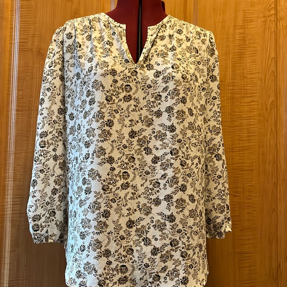 Kenmore split neck Boise from Stitch Fix, size M